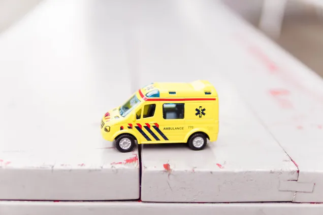 ambulance jouet surface en bois