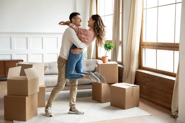 jeune couple heureux emménageant dans une nouvelle maison