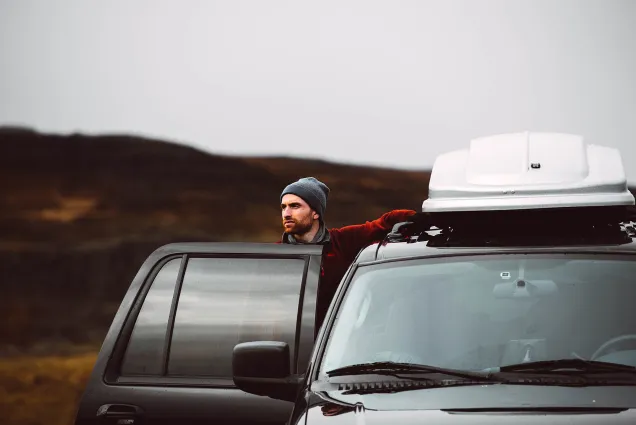 un explorateur regarde la nature depuis sa voiture