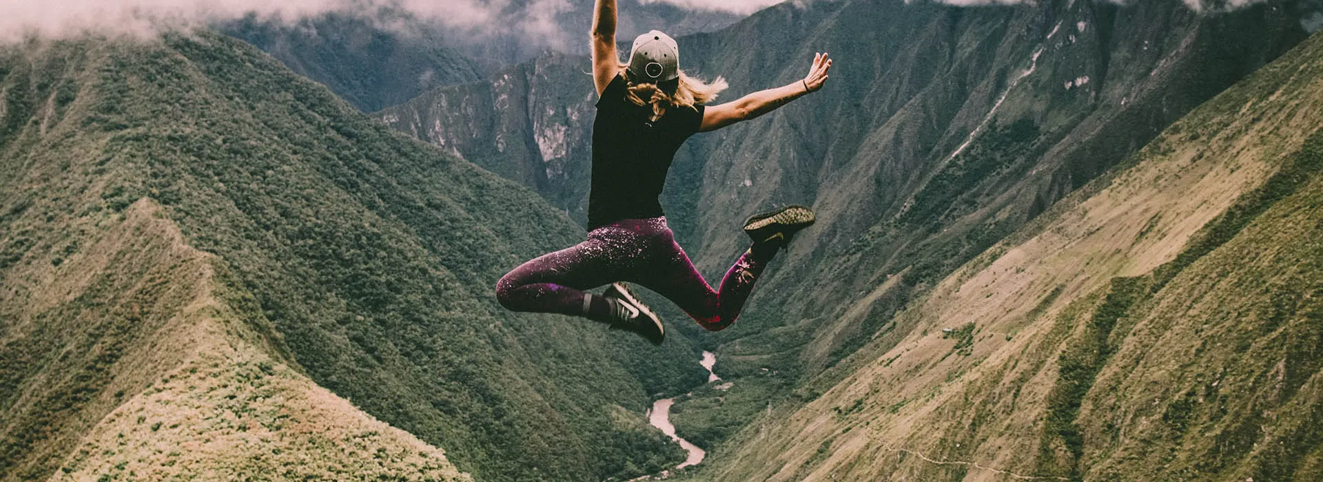 personne sautant sur une montagne